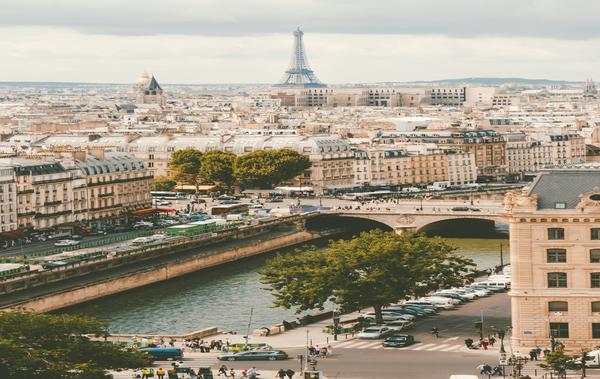 Navigant Paris avec élégance : Les meilleures navettes aéroports à Paris